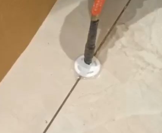 复兴瓷砖空鼓维修公司专业解答瓷砖在铺贴过程中，如果没有涂抹均匀到位的粘结材料（如水泥砂浆或瓷砖胶），可能会导致以下问题