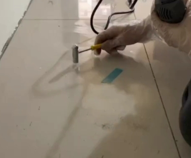 复兴瓷砖开裂维修公司专业分享瓷砖在铺贴前如果没有沥干水分，将会导致以下问题
